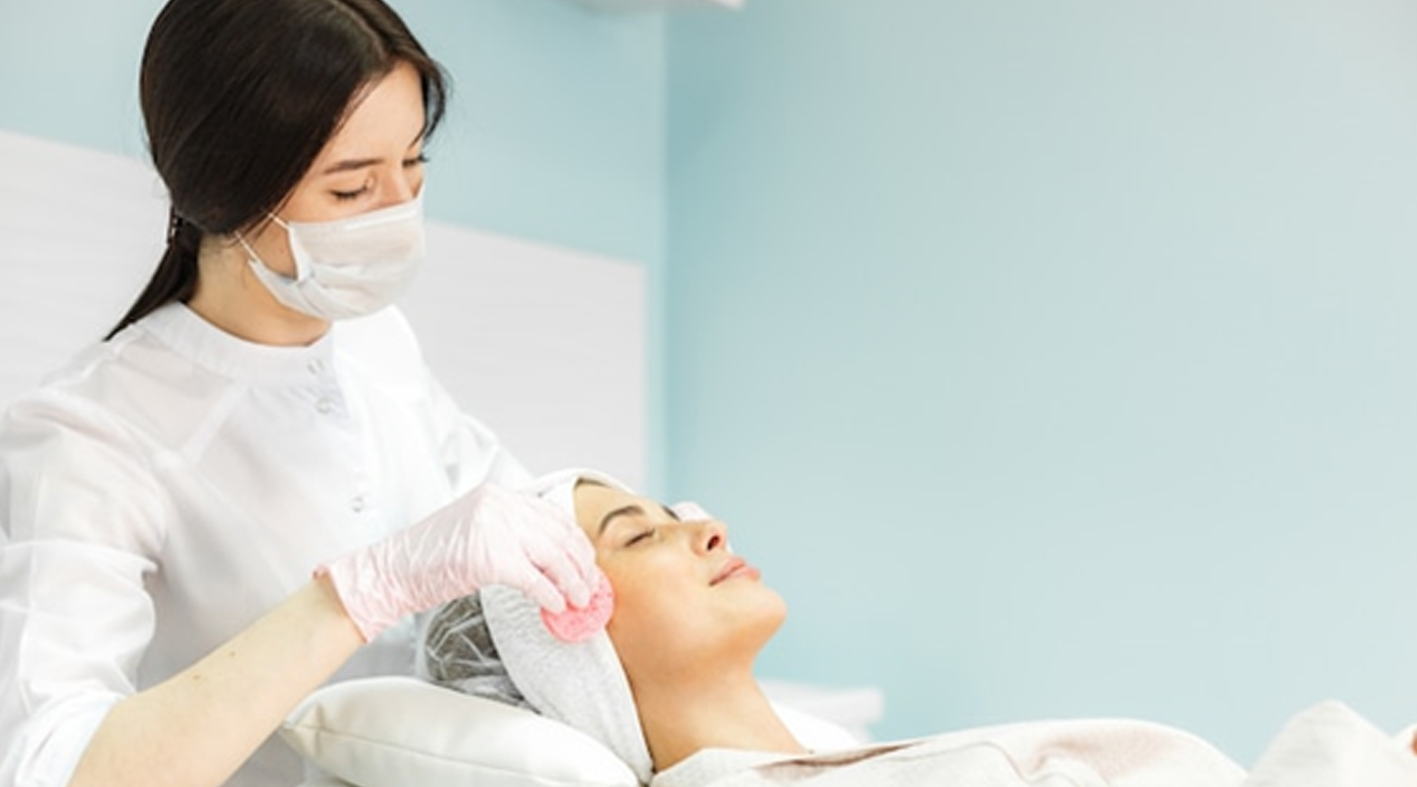 The Ultimate Guide to Dermaplaning Tools and Techniques for Estheticians